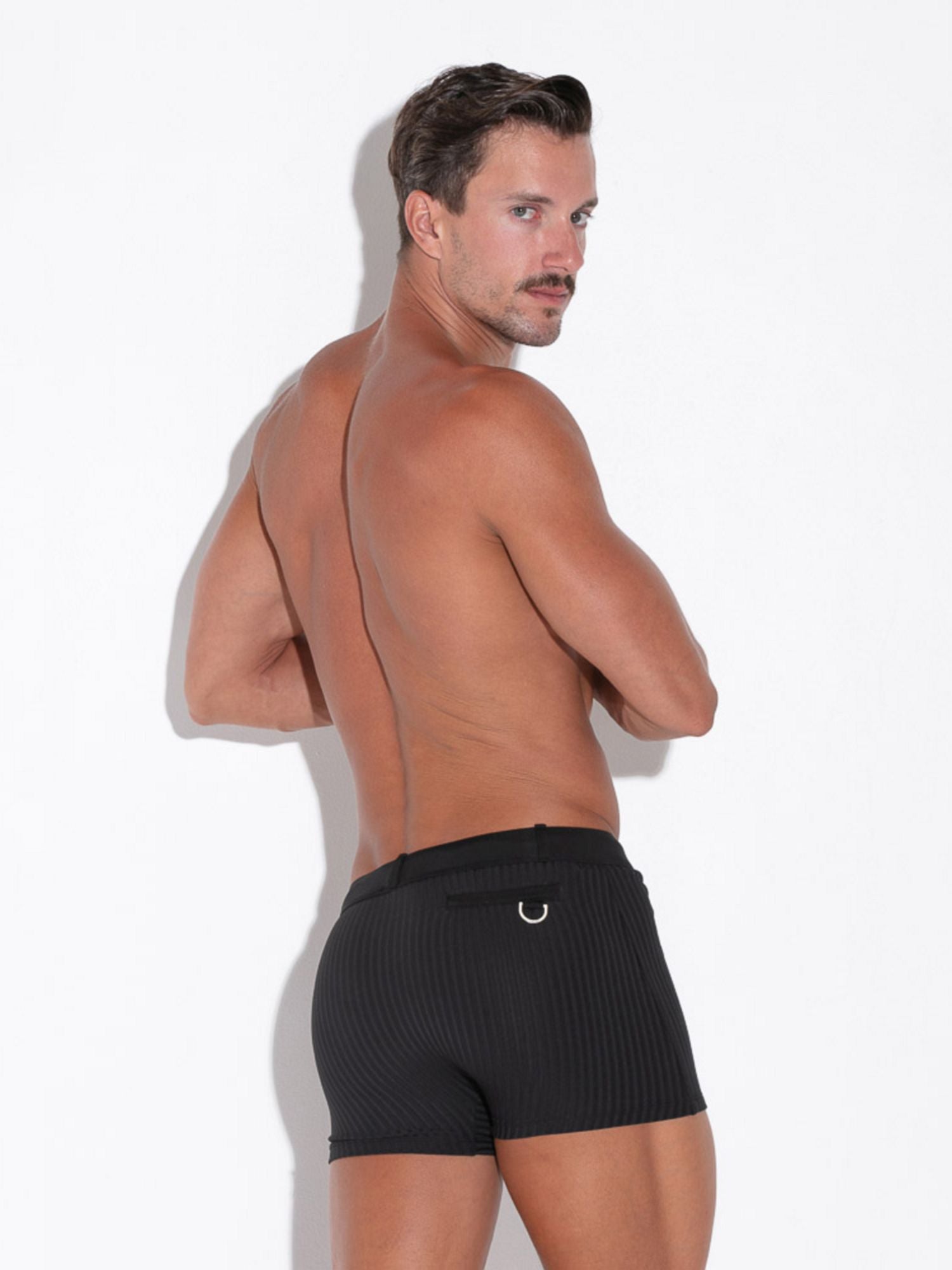 Model showcasing CODE 22 Sitges Trunk 25012 men's swim shorts from the back, featuring a ribbed design and elastic waistband. CODE 22 SITGES TRUNK 25012, Herren Badehose mit Push-Up Einlage Code 22 Kleidung & Accessoires:Herren:Herrenmode:Bademode nudosz.myshopify.com