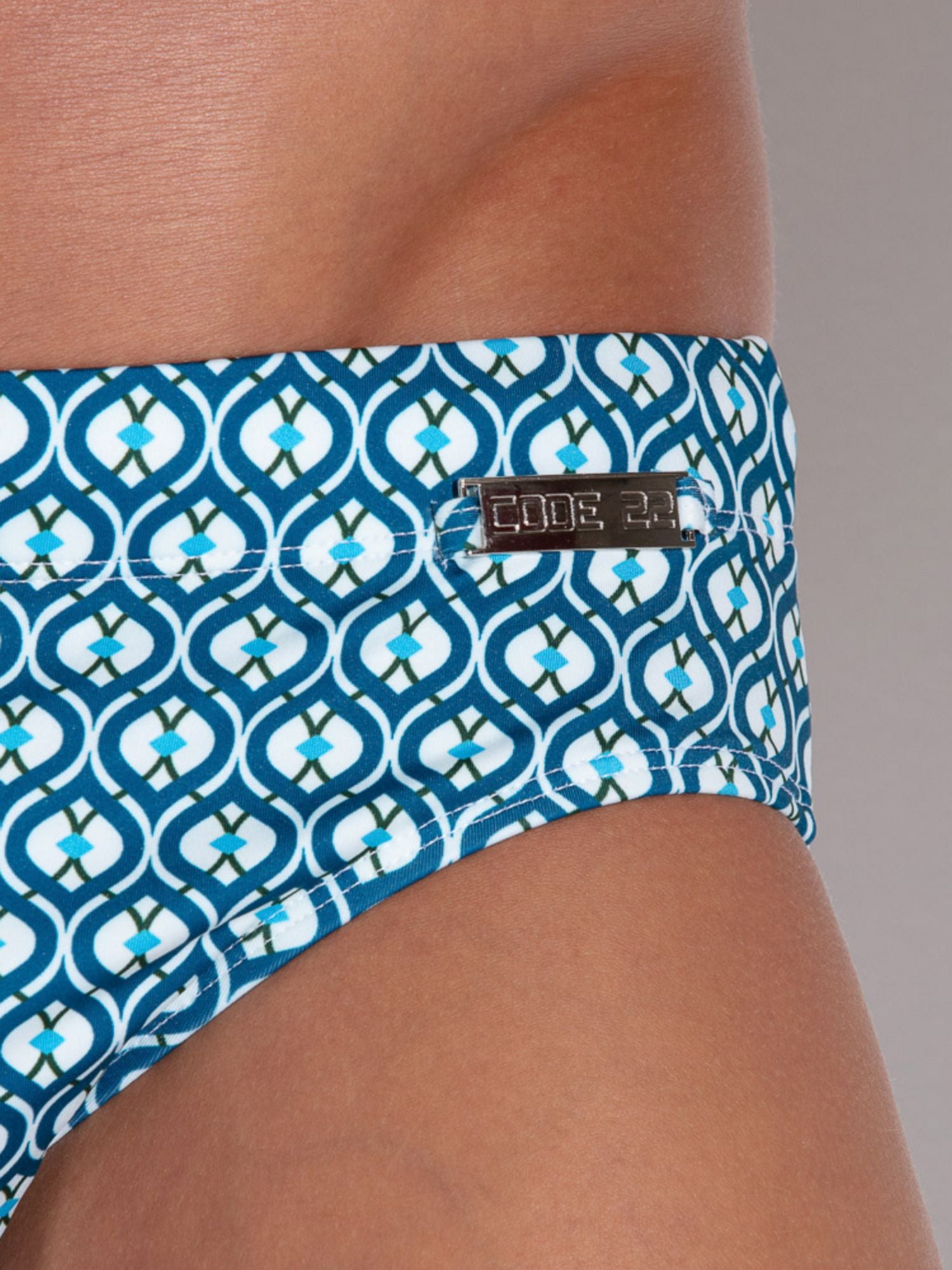 CODE 22 Combarro Brief 25031 close up with all-over print and logo detail, showcasing stylish swimwear design. CODE 22 COMBARRO BRIEF 25031, Herrren Badehose mit Push-Up Einlage Code 22 Kleidung & Accessoires:Herren:Herrenmode:Bademode nudosz.myshopify.com