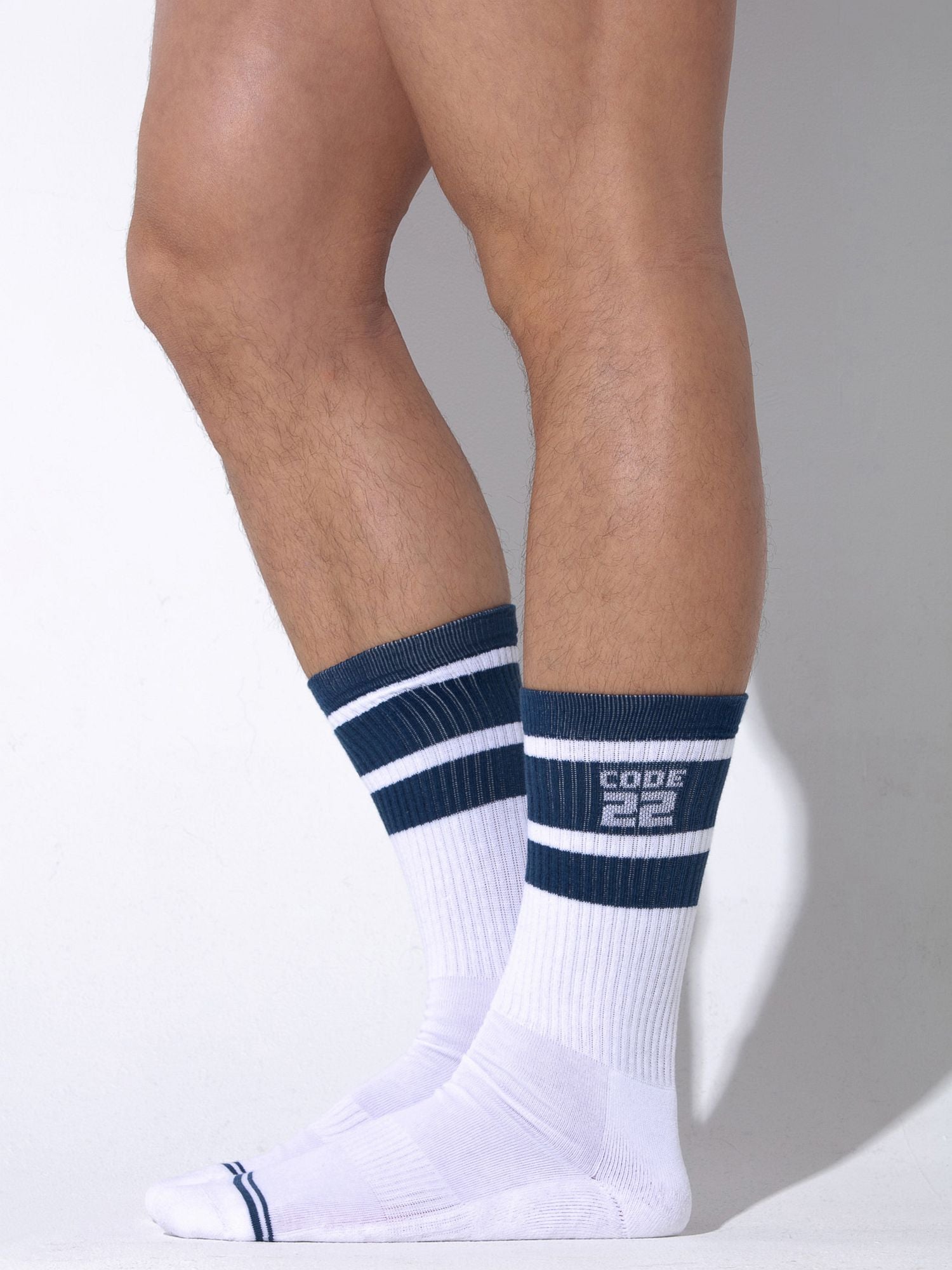 CODE 22 Essential Crew Sock 8019 showcasing vintage-style sporty design, perfect for men, made from premium cotton blend. CODE 22 Essential Crew Sock 8019 - Herren Sport Socken, Stutzen Code 22 Unterwäsche & Socken nudosz.myshopify.com