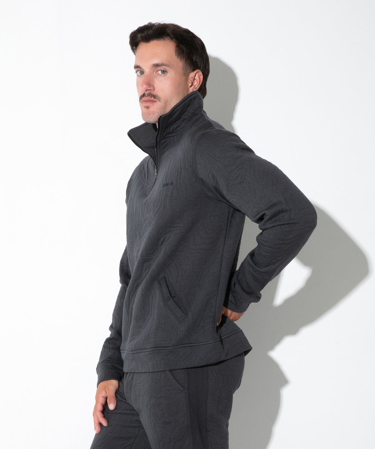 Gestepptes Sweatshirt mit Troyer-Kragen – 9785 Dunkelgrau - Code 22 - Shop Deutschland Noodosz