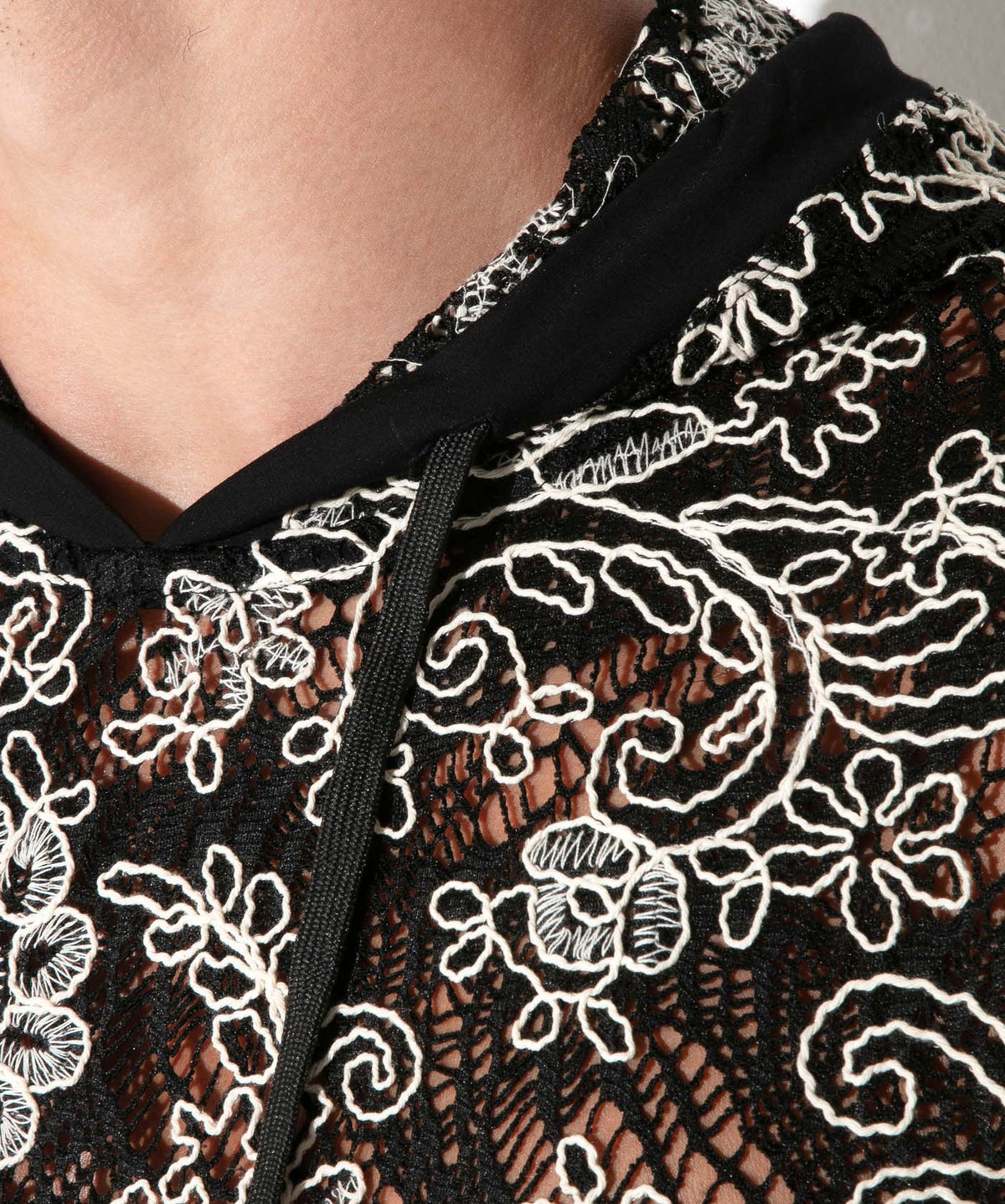 CONTRAST CORDED LACE SLEEVELESS 9843, Hoodie aus feiner Spitze - Code 22 - Shop Deutschland Noodosz