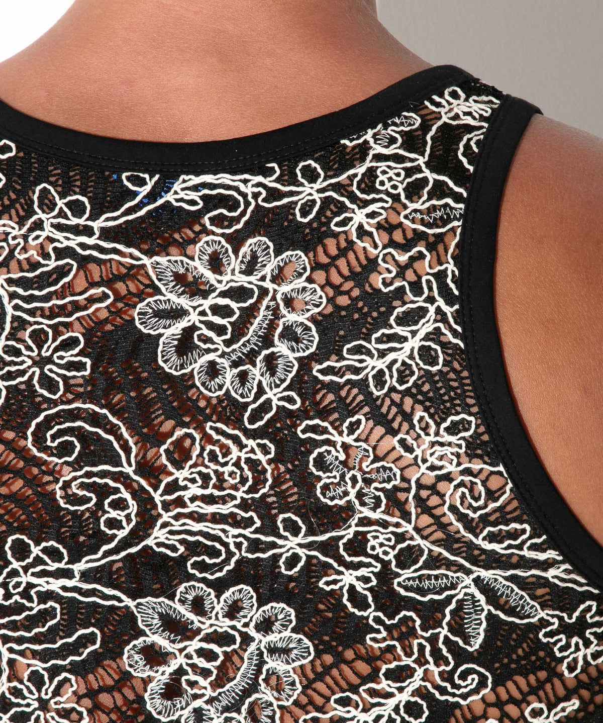 Spitzen-Tanktop mit Kordel-Stickerei 9845 – Schwarz - Code 22 - Shop Deutschland Noodosz