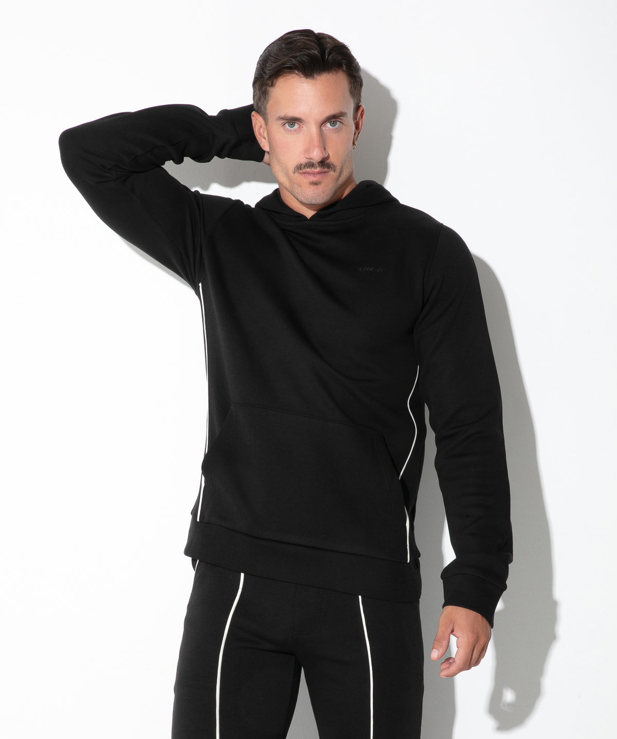 Lounge-Hoodie mit Kontrast-Paspeln 9943 – Bordeaux - Code 22 - Shop Deutschland Noodosz