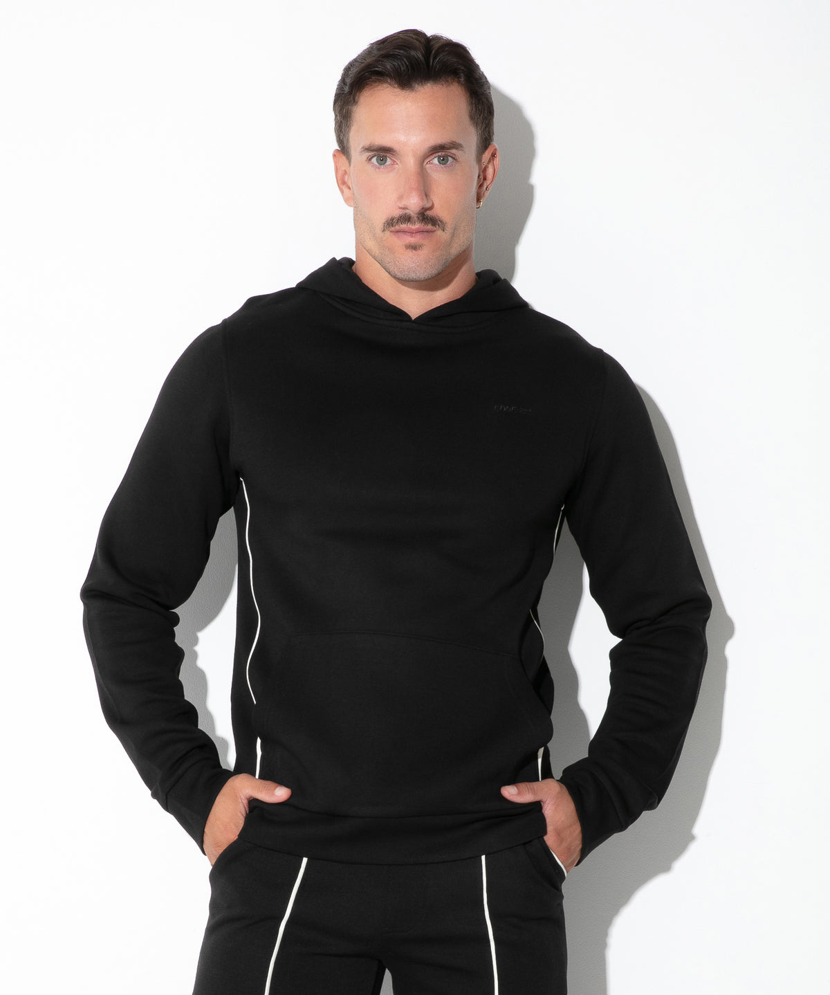 Lounge-Hoodie mit Kontrast-Paspeln 9943 – Bordeaux - Code 22 - Shop Deutschland Noodosz