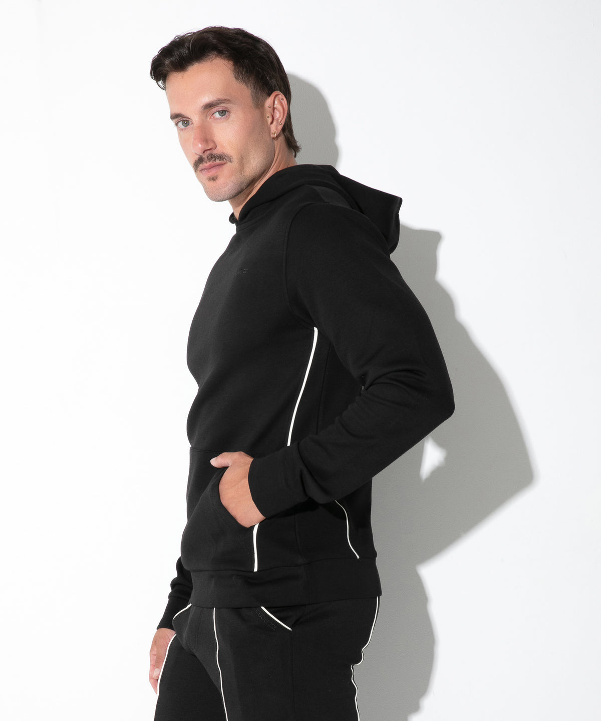 Lounge-Hoodie mit Kontrast-Paspeln 9943 – Bordeaux - Code 22 - Shop Deutschland Noodosz
