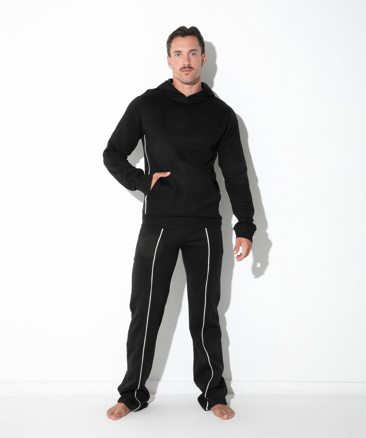 Lounge-Hoodie mit Kontrast-Paspeln 9943 – Bordeaux - Code 22 - Shop Deutschland Noodosz