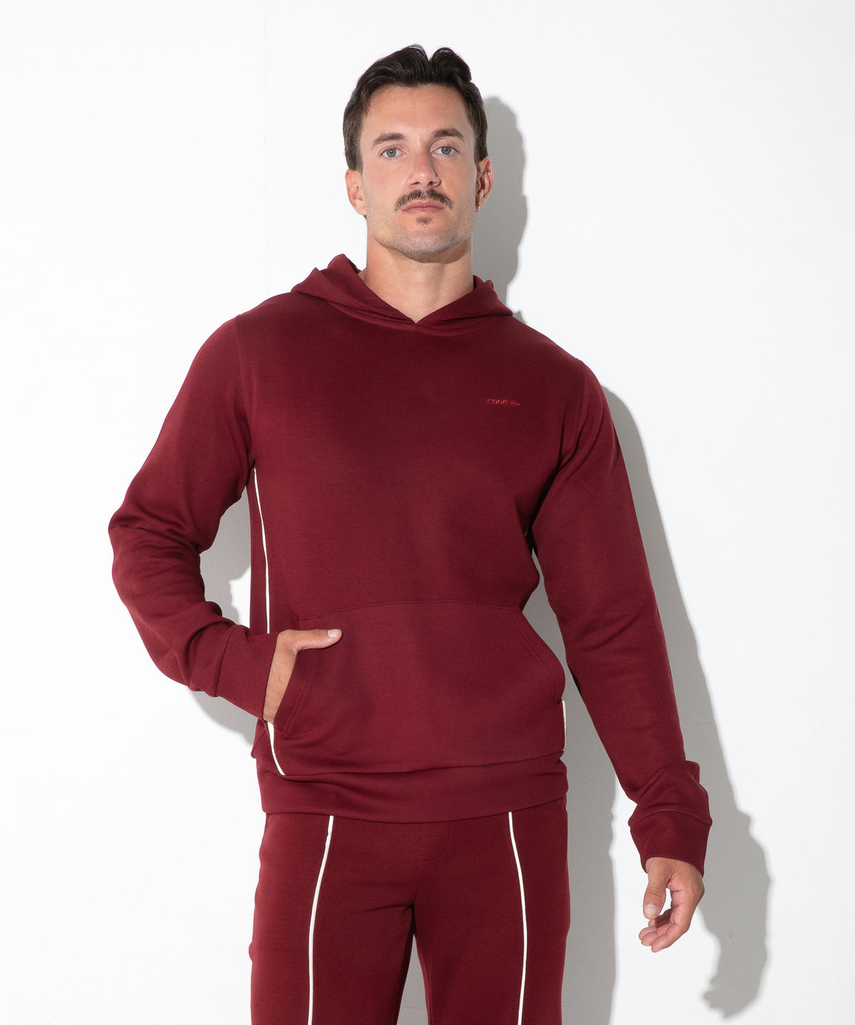 Lounge-Hoodie mit Kontrast-Paspeln 9943 – Bordeaux - Code 22 - Shop Deutschland Noodosz