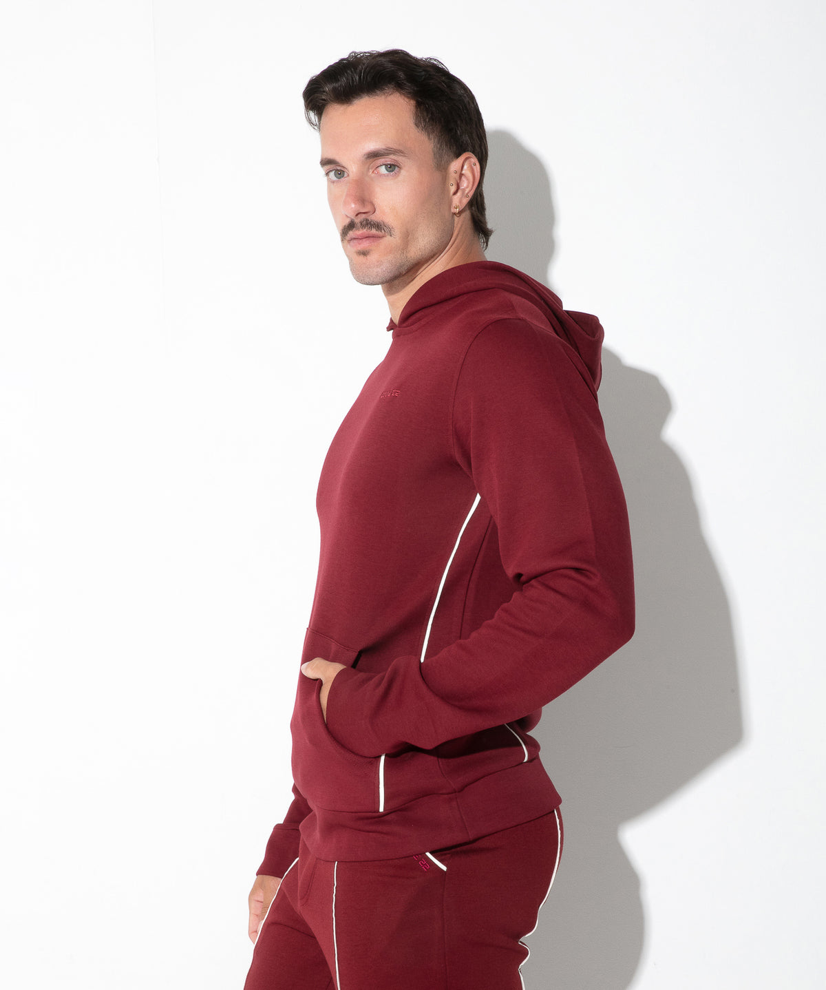 Lounge-Hoodie mit Kontrast-Paspeln 9943 – Bordeaux - Code 22 - Shop Deutschland Noodosz