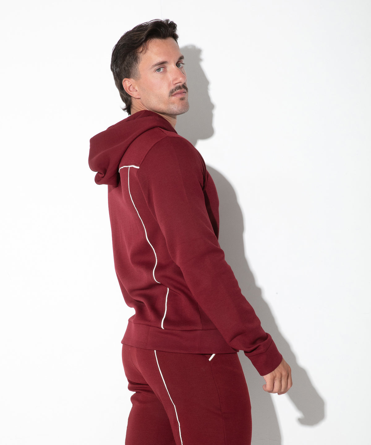 Lounge-Hoodie mit Kontrast-Paspeln 9943 – Bordeaux - Code 22 - Shop Deutschland Noodosz
