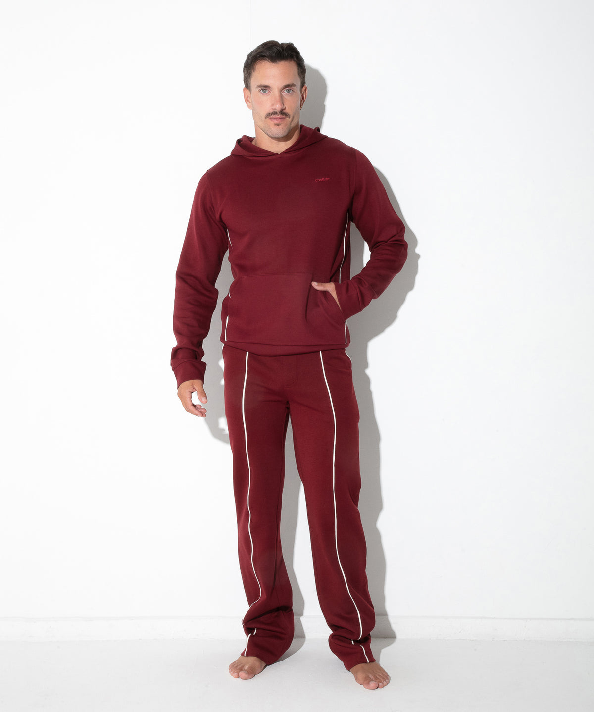 Lounge-Hoodie mit Kontrast-Paspeln 9943 – Bordeaux - Code 22 - Shop Deutschland Noodosz