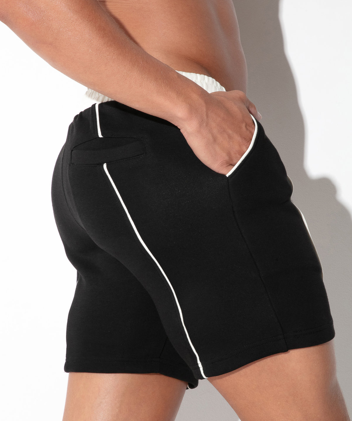 Lounge-Shorts mit Kontrast-Paspeln 9945 – Bordeaux - Code 22 - Shop Deutschland Noodosz