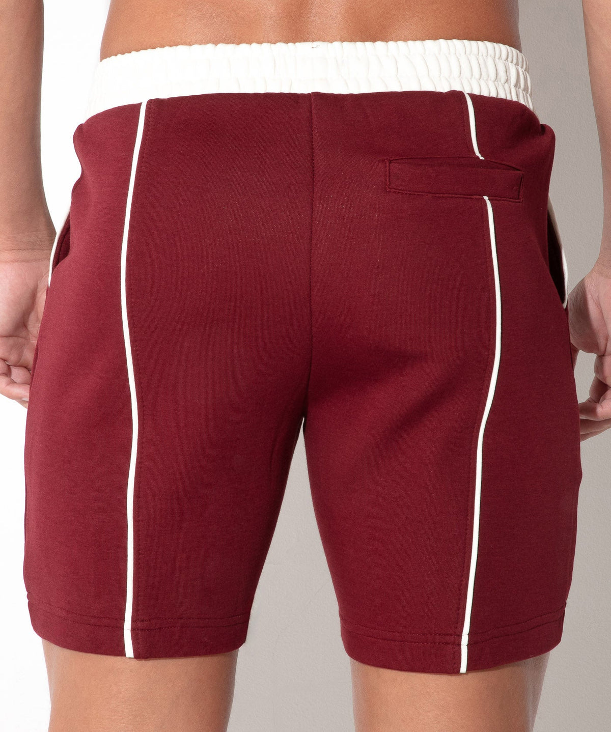 Lounge-Shorts mit Kontrast-Paspeln 9945 – Bordeaux - Code 22 - Shop Deutschland Noodosz