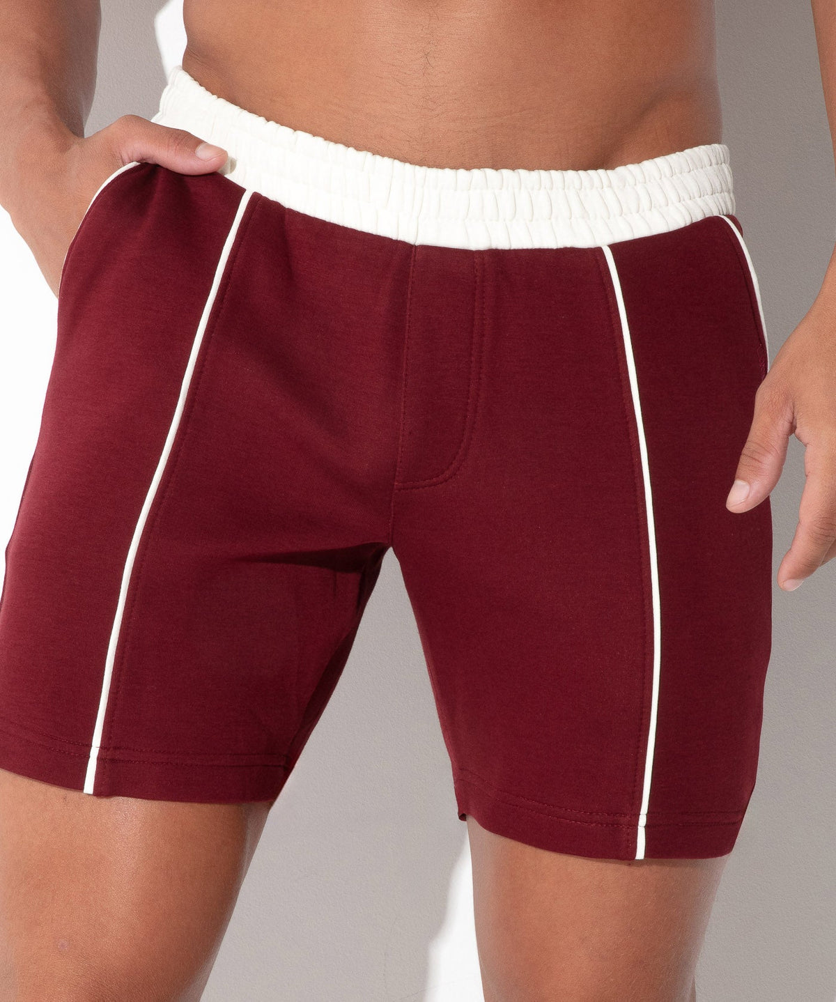 Lounge-Shorts mit Kontrast-Paspeln 9945 – Bordeaux - Code 22 - Shop Deutschland Noodosz