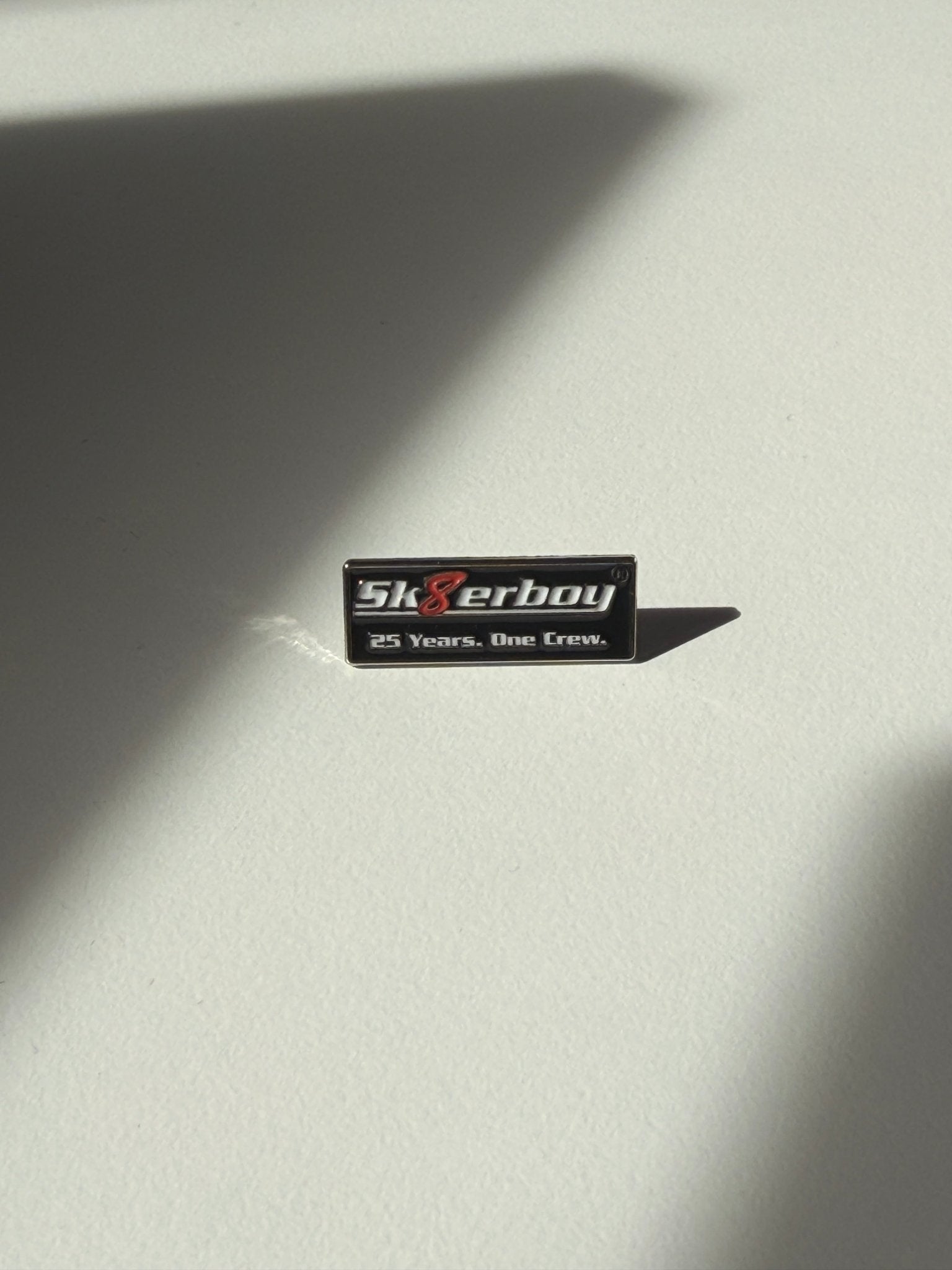 Sk8erboy® PIN – 25 Years. One Crew. - Sk8erboy® - Shop Deutschland Noodosz