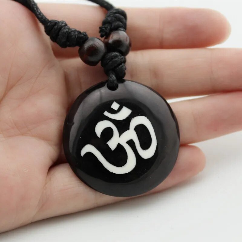 AUM OM Ohm Hindu Buddhist Hinduismus Yoga Anhänger Halskette - Glücksbringer aus Yak - Knochen - NiZED - Shop Deutschland Noodosz