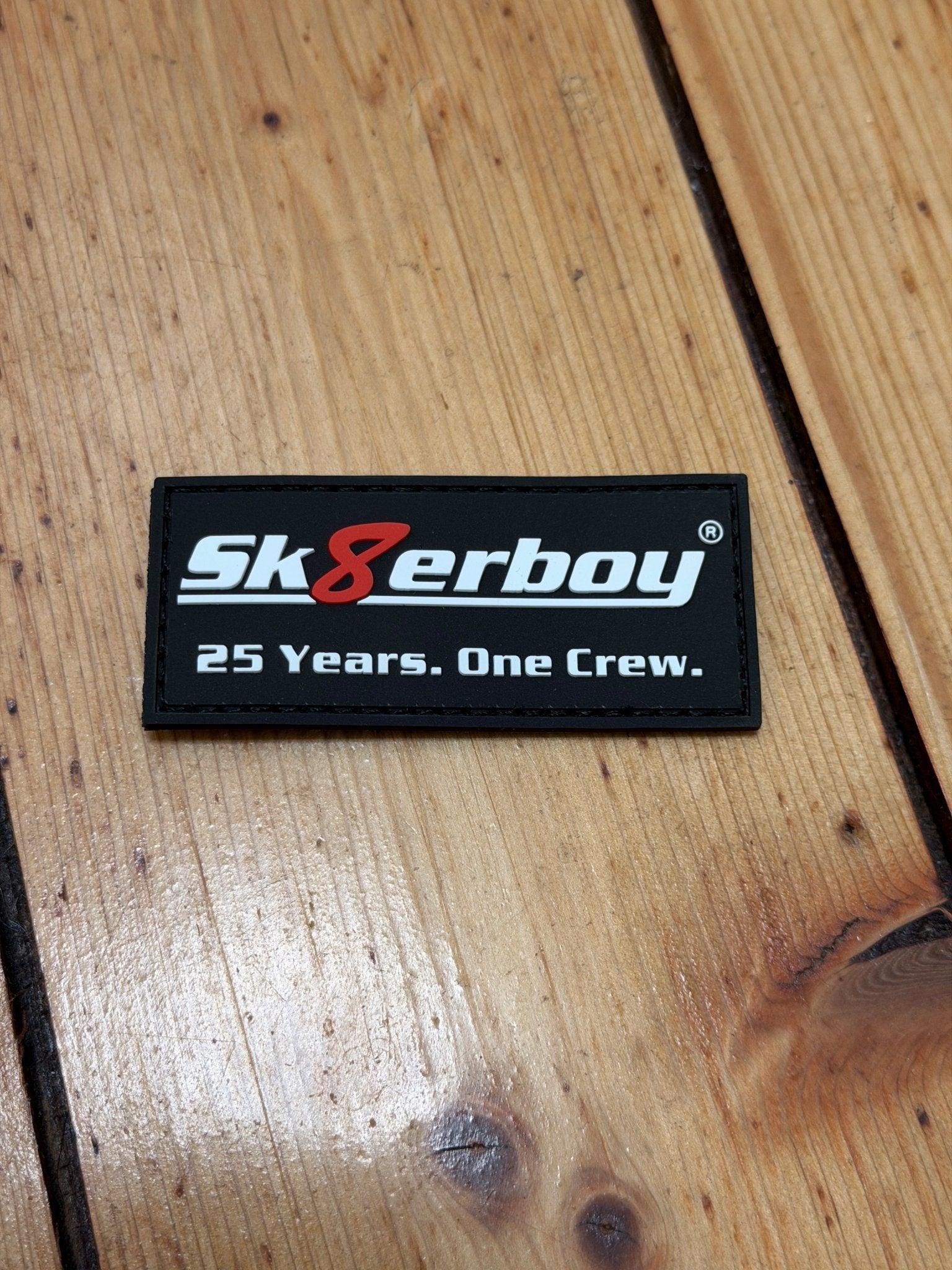 Sk8erboy® RUBBER PATCH – 25 Years. One Crew. - Sk8erboy® - Shop Deutschland Noodosz