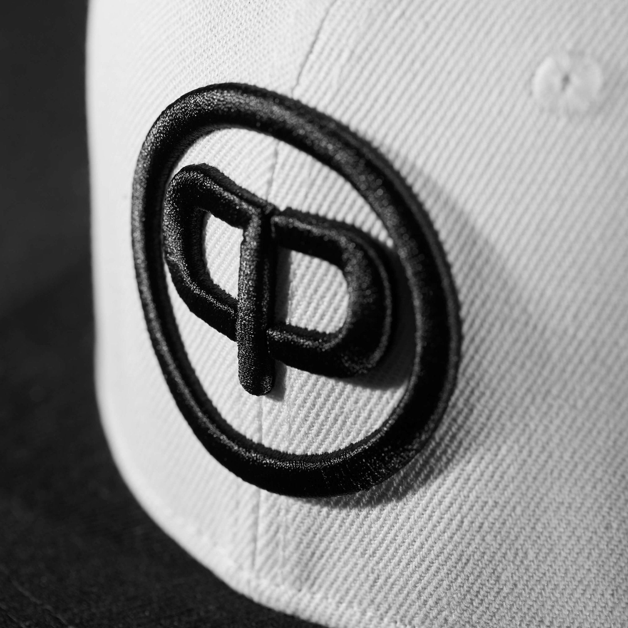Snapback Cap - White on Black - Pablo & Capone - Shop Deutschland Noodosz